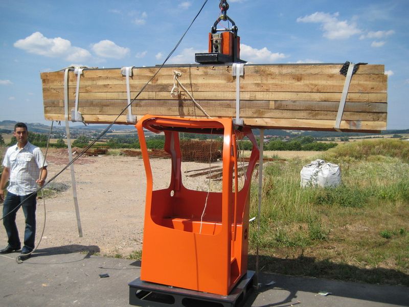 Falltest: Im Gewicht stetig steigende Holzbündel testen die Kabinen-Belastbarkeit bis an die Grenze und sogar darüber hinaus. (Bild: Hubtex)
