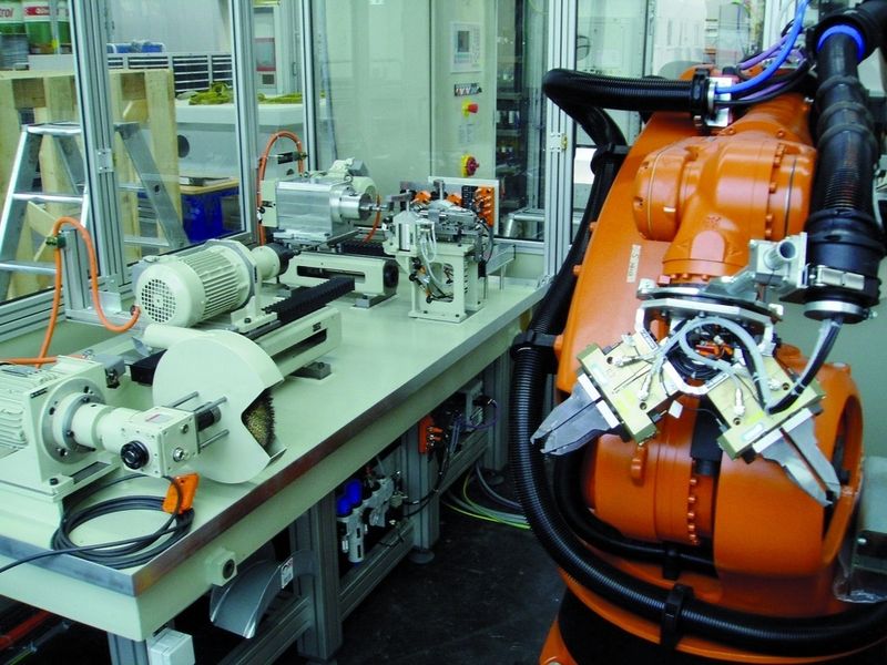 Bild 2: Der Roboter führt die Werkstücke an die Entgratwerkzeuge. (Archiv: Vogel Business Media)