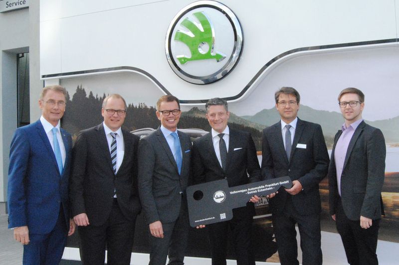 Offizielle Schlüsselübergabe: (v. li.) Stadtrat Michael Paris, Skoda-Netzentwickler Volkmar Junge und Skoda-Vertriebschef Stefan N. Quary, Geschäftsführer Torsten Bugla, Betriebsleiter Erich Kastel und Christian Girmann von der Wirtschaftsförderung der Stadt Frankfurt. (Volkswagen Automobile Frankfurt)