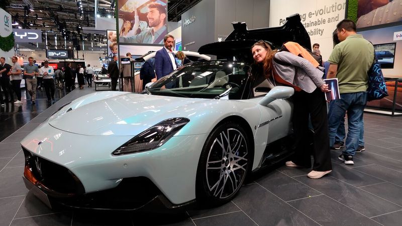 Ein Maserati MC20 Cielo auf der IAA – welcher Sittenwächter hat hier nicht aufgepasst? Die 2021er-Veranstaltung ließ jedenfalls jegliche Spaßautos vermissen. Ob sich das wieder ändert? (Bild: Diehl – VCG)