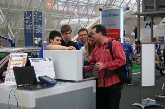 Experten und Azubis erläutern den Besuchern die Technologien ... (Archiv: Vogel Business Media)