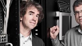 Holger Eichelberger (links) und Klaus Schmid forschen am Institut für Informatik der Universität Hildesheim. (Bild: Daniel Kunzfeld)