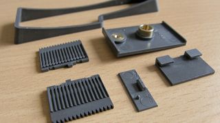 Bild 1: Ein zu 93 % mit Wolfram gefülltes Compound kann jetzt mittels Spritzgießen zu Strahlenschutzkomponenten verarbeitet werden, die kein Blei mehr enthalten, zuverlässiger abschirmen und wesentlich komplexer ausgeführt werden können als die bisher üblichen Bauteile. (Reiter-HG Geiger Kunststofftechnik)