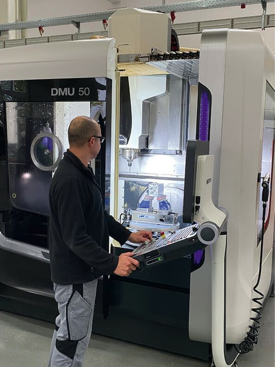 (Die erzeugten Programme gehen direkt auf die Produktionsmaschinen – Rüstzeiten hat Keuerleber stark reduziert. Bild: DMG Mori)