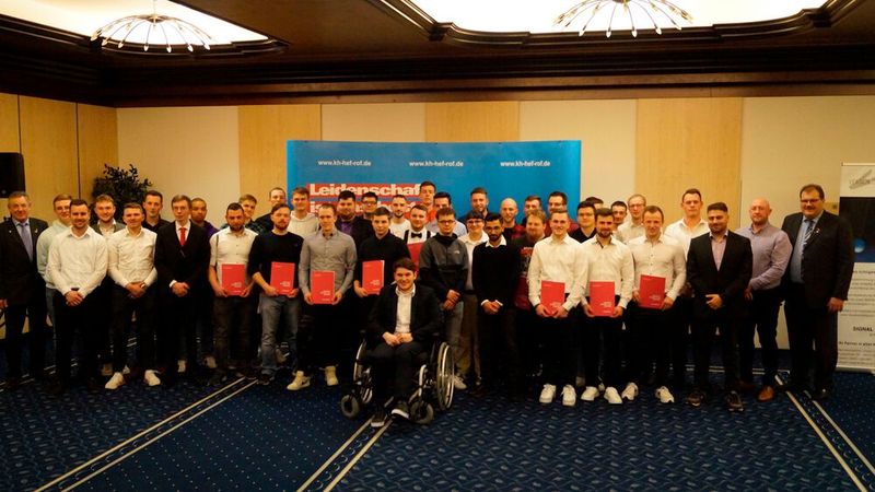 Begeistert blickte Kurt Modenbach, Obermeister der Innung der Metallhandwerke Bad Hersfeld, auf die große Gruppe der Gesellen. Bis auf den letzten Platz war der Saal im Hotel am Kurpark in Bad Hersfeld besetzt. An der traditionellen Freisprechungsfeier für die 43 ausgebildeten Kraftfahrzeugmechatroniker, Metallbauer, Elektroniker für Energie- und Gebäudetechnik sowie Anlagenmechaniker SHK nahmen auch Angehörige, Freunde, Ausbildungsbetriebe, Mitglieder der Prüfungsausschüsse sowie Ehrengäste teil. Bevor der Obermeister nach alter Tradition den Nachwuchs offiziell in den Stand der Gesellen und Gesellin hob, bat er sie, immer die Maßstäbe für gutes und faires Handwerk im Blick zu behalten: Sorgfalt, Termintreue, Kundenfreundlichkeit und Materialqualität.  (Bild: Hersfelder Zeitung)