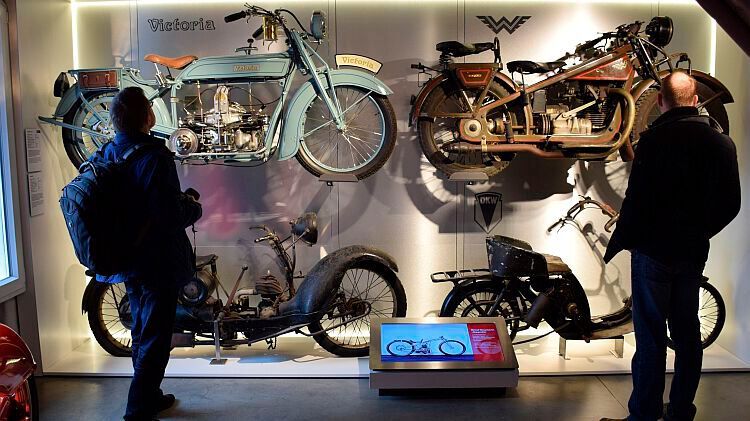 Dieses Display zeigt die Zustände, in denen Oldtimer auftreten können – von der „Besser als neu“-Restaurierung bis zum Scheunenfund. (Foto: Rosenow)