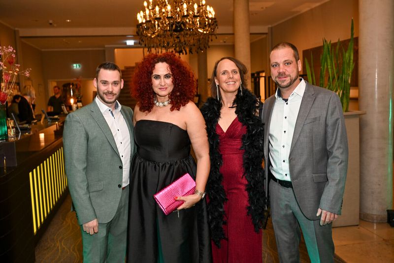 Besa und Sylvia Lösel (IT-BUSINESS) mit (l.) Marcel Rostalski und Guido Stempel (Zyxel). (Bild: Hannes Magerstädt)