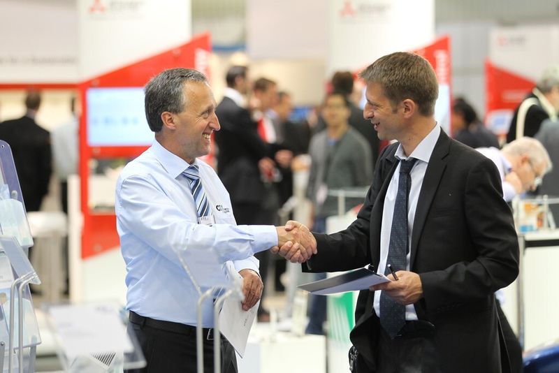 Wissen untereinander austauschen und gemeinsam die Aufgaben lösen - die PCIM ist auch eine Arbeitsmesse. (Bild: Mesage/Thomas Geiger)