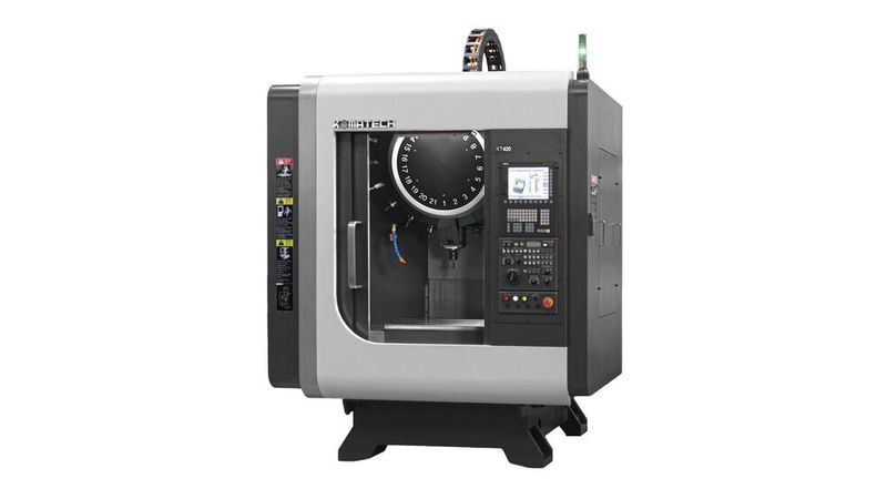 Komatech KT 420 : un centre d’usinage compact et rapide à porte-outil BT30, conçu pour optimiser les temps de cycle et garantir une haute productivité dans un espace réduit. (Source : Tolus Group)