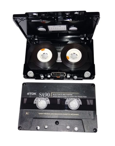 Wickelzwicker – Die Magie der Musikkassette anno 1963: Nach dem Sieg der digitalen Audiotechnik habe die analoge Kompakt-Kassette heute eher historische Bedeutung, sagt man. Doch für Vintage-Fans veröffentlichen immer mehr Musiker ihre Titel zusätzlich zur Digital- und Vinyl-Release auf Kassette. Der Wickelzwicker ist Kult, ein Lebensgefühl. Die US-Verkaufszahlen steigen. Maßgeblich an der Entwicklung von Tonband und Laufwerk beteiligt war im niederländischen Unternehmen Philips der Ingenieur Lou Ottens. Im August 1963 kamen Kassette und Gerät als Pocket Recorder auf den Markt. Zunächst konkurrierte die Kompakt-Kassette mit anderen Typen diverser Mitbewerber, setzte sich aber aufgrund ihrer Robustheit durch. Das Tonband besteht aus Kunststoff mit magnetisierbarer Beschichtung. Kleinmechanik und Filzbausche in der Kassette dienen der Bandführung. Über Löcher im Kassettengehäuse greifen Tonwelle, Halte- und Bandtransport des Laufwerks ein. Der Bandlauf ist von links über Lösch- und Aufnahmekopf nach rechts auf den leeren Bobby. Abrieb an Tonwelle und Andruckrolle sorgte für den gefürchteten Bandsalat. (KU) (Bild: KU)