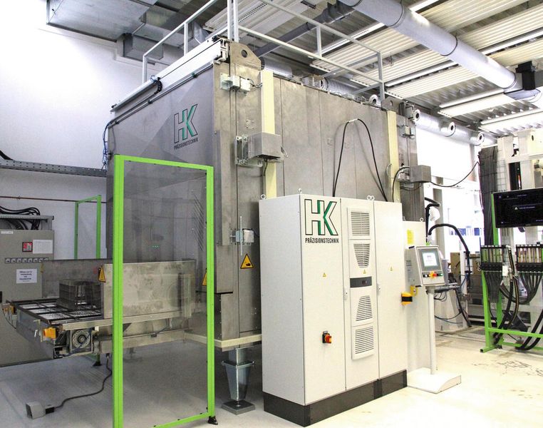 Green Technology von HK Präzisionstechnik: Bei einem Fünftel des Energiebedarfs herkömmlicher Anlagen erwärmt der Umluftofen thermoplastische Faserverbundstoffe schonend und gleichmäßig auf Prozesstemperatur. (Bild: HK)