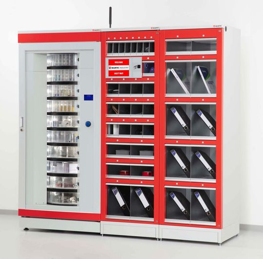 Mit dem Orsymat steht ein smarter Ausgabeautomat für produktionsnahe Materialien zur Verfügung, der unter anderem Wartungs- und Reparaturarbeiten unterstützt, damit stets genug Material für die Erfüllung der Aufgaben vorhanden ist. Auch das ist ein System, für das Würth Industrie Service zu einem der innovativsten Unternehmen in Deutschland gekürt wurde.(Bild:  Würth)