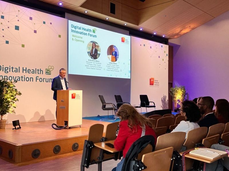 Prof. Stern und Prof. Dr. Lothar Wieler, Koordinator des Digital Health Cluster, Lehrstuhlinhaber für Digital Global Public Health am Hasso-Plattner-Institut, eröffneten gemeinsam das zweite Digital Health Innovation Forum (DHIF).  (Bild: © Serina Sonsalla)