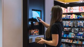 Ein leistungsfähiger, trotzdem kompakter Paketroboter kommt aus Estland. Er heißt Cleveron 405 und gilt als Bezwinger der coronabedingten Paketfluten. Mit ihm steigen aber auch die Geschäftsmöglichkeiten. (Cleveron)