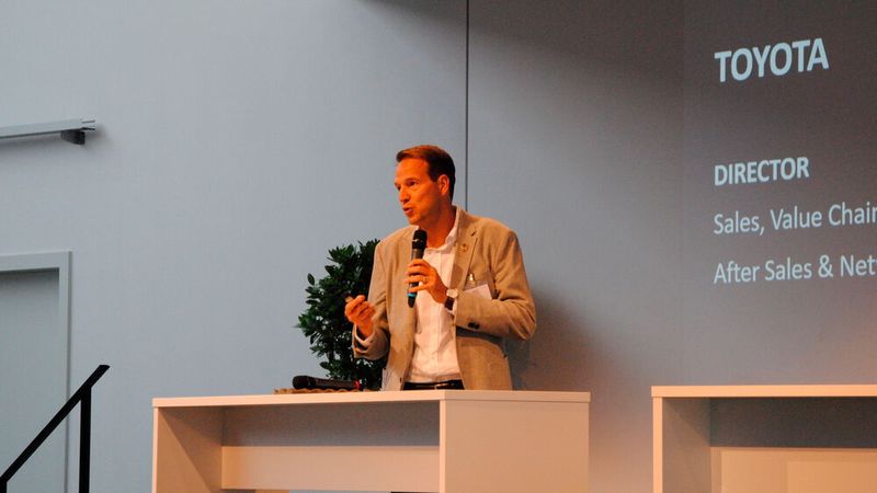 Toyota-Vertriebschef Mario Köhler erläuterte dagegen das händlerfreundliche Konzept von Toyota. (Bild: Simon – »kfz-betrieb«)