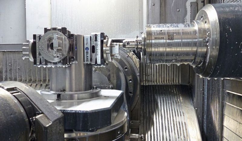 Die HF 5500 zeichnet sich durch eine Positionsgenauigkeit von 2/100 mm im Raum aus, also in jeder Achse 1/100 mm. Den Verantwortlichen bei Zeltwanger ist klar, diese Genauigkeitsanforderungen sind im Bereich der 5-Achs-Bearbeitung eine Herausforderung. (Bild:  Heller)