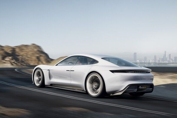 Auf Tesla-Jagd: Der Porsche Mission E mit 600 PS und 500 km Reichweite (Bild: Porsche)