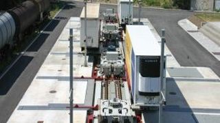 Sattelauflieger werden im Cargobeamer-Terminal von der Straße auf die Schiene umgeschlagen. Der Verladeprozess reduziert sich damit auf rund 15 min. (Bild: Cargobeamer)