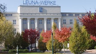 Ruf nach Entlasungen! In der Chemie- und Pharmalandschaft im Osten Deuschlands ist die Stimmung nicht gerade gut. Eine aktuelle VCI-Befragung der Branchen malt ein eher düsteres Bild mit nur wenigen hellen Bereichen, das auch die Leuna-Werke beinhaltet. (Bild: Infraleuna GmbH)