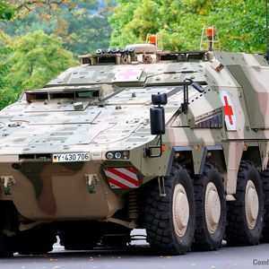 So sieht der Boxer respektive Schakal mit Ambulanzmodul auf dem „Buckel“ aus. Er kann übrigens zwei Meter breite Gräben ohne Brücke überqueren und 1,2 Meter tiefe Gewässer durchwaten.(Bild:  KNDS)