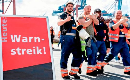 Die Verhandlungen um eine 8-Prozent-Lohnerhöhung für Mitarbeiter in der Metall- und Elektroindustrie sind festgefahren. Hunderttausende haben bereits kurzfristig gestreikt. Morgen werden die Tarifverhandlungen wieder aufgenommen. Es drohen aber weitere Warnstreiks.(Bild:  dpa)