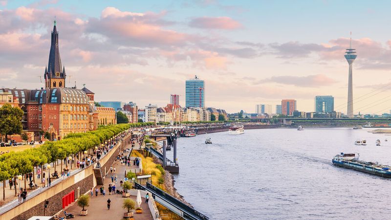 Den Messebesuch ausklingen lassen – etwa bei einem Stadtrundgang oder mit einem Spaziergang entlang der Rheinuferpromenade.(Bild: ©  EdNurg – stock.adobe.com)