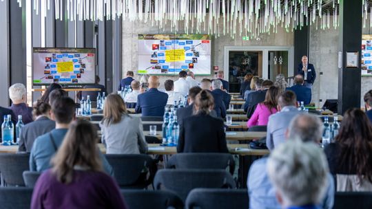 Researchers from the defence-focused Fraunhofer FKIE presented examples of current projects and work contributing to whole-of-government defence and resilience. High-ranking external keynote speakers complemented the programme with insightful contributions.(Source:  Fraunhofer FKIE/Jörg Riethausen)