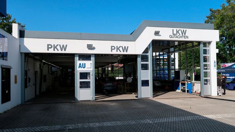Das PTI Lab steht auf dem Grundstück des Servicecenters Fürstenfeldbruck der Prüforganisation, ein wenig versteckt rechts neben der Lkw-Prüfstraße. (Bild: Diehl – VCG)