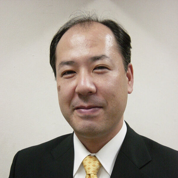 Shinji Oda, Chief Standards Officer (CSO) & General Manager, Technology Marketing, Yokogawa Electric Corporation:
„Yokogawa hat eine Schlüsselrolle in der Entwicklung der FDI-Technologie gespielt, von der Spezifikation bis zum Design, einschließlich der Entwicklung der Integrierten Entwicklungsumgebung (IDE). Unser Unternehmen lieferte auch im Jahr 2014 das erste Beispiel für ein FDI Device Package. Wir leiteten auch die Entwicklung des Referenz Run Time Environment (RRTE) für FDI Hosts. Durch Fea-
tures wie seine Rückwärtskompatibilität mit DTMs (Device Typ Manager) in einer FDT2-Umgebung glauben wir fest daran, dass FDI unseren Kunden großen Nutzen bietet. Basierend auf der Marktnachfrage, arbeitet Yokogawa mit seinen Kunden daran, FDI-kompatible Versionen von Host-Systemen wie dem Fieldmate Stand­alone-Device-Management-Tool und Plant Resource Manager (PRM) sowie FDI-Gerätepakete zu entwickeln und in den Markt einzuführen.“ (Yokogawa)