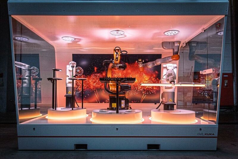Mit dem club_Kuka, einer einzigartigen Showzelle, präsentiert Kuka auf der EMO seine erste vollautomatische Roboter-Band.  (Kuka)