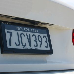 Aktuell ist lediglich eine Alarmfunktion integriert: Wird das Auto als gestohlen gemeldet oder verlässt es ein vorher definiertes Gebiet, blinkt das Kennzeichen permanent auf und alarmiert so aufmerksame Polizisten.(Bild:  Rplate)