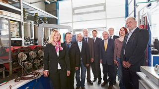 v.l.: Prof. Dr. Helga Zollner-Croll (HS München), Peter Lange (Siemens),
Ferdinand Käfer (Siemens), Prof. Dr. Stephan Kleemann
(HS München), Christian Hofer (Siemens), Prof. Dr. Wolfgang
Hübner (HS München), Wolfgang Odoj (Siemens), Sandra Röber
(HS München), Prof. Dr. Heinz Ziegler (HS München). (Siemens DT)