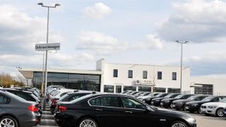 Der Gebrauchwagenplatz in der neuen B&K-Filiale in Detmold wurde großzügig gestaltet, um eine Besichtigung vom Auto aus möglich zu machen. (Foto: Schwickal)