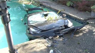 Image ramponiert! Tja, der bisherige Erfolg mit dem Verkauf von Tesla-Boliden scheint aufgrund des sogenannten „Elon-Effekts“ immer tiefer ins Wasser zu fallen! Denn nun gehen auch Fuhrparkleiter die ersten Schritte, um sich von Tesla-Modellen zu verabschieden ... (Bild: CBS)