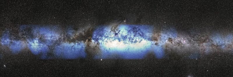 So würde die Milchstraße aussehen, wenn man sie durch ein Neutrino-Objektiv betrachten würde (blau).