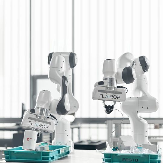 Durch gemeinsames, aber räumlich getrenntes und datensicheres Training lernen autonome Greifroboter an unterschiedlichen Standorten voneinander. Durch gemeinsames, aber räumlich getrenntes und datensicheres Training lernen autonome Greifroboter an unterschiedlichen Standorten voneinander.