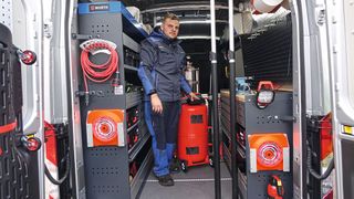 Umweltschutz ist wichtig beim Arbeiten vor Ort: Öl wird abgesaugt, für Arbeiten an der Bremse wird eine Plane untergelegt, damit der Bremsstaub nicht in die Umwelt gelangt.  (Bild: Rosenow – »kfz-betrieb«)