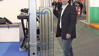 Klaus Würkner, Geschäftsführer der Serapid Deutschland GmbH, demonstriert den platzsparend einfahrbaren Teleskopmast. Bild: Otto (Archiv: Vogel Business Media)