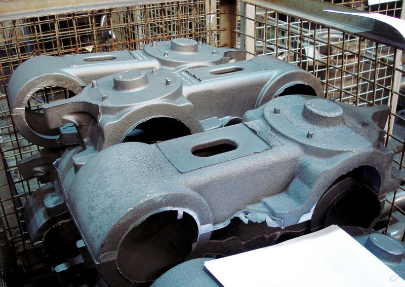 Sicherheitsteil für Fahrwerke von Schienenfahrzeugen: vonRoll casting liefert das abgebildete noch rohe Bauteil komplett bearbeitet, lackiert und vormontiert. (Bild: SMM)