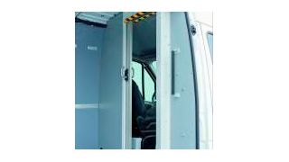 Die ProPartition mit Schiebetür erlaubt den Zugang von der Fahrerkabine in den Laderaum. (Sortimo)