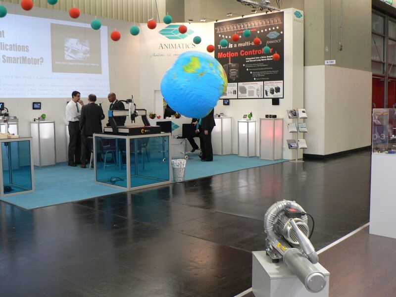 Ein Globus schwebte in der Messehalle (Archiv: Vogel Business Media)
