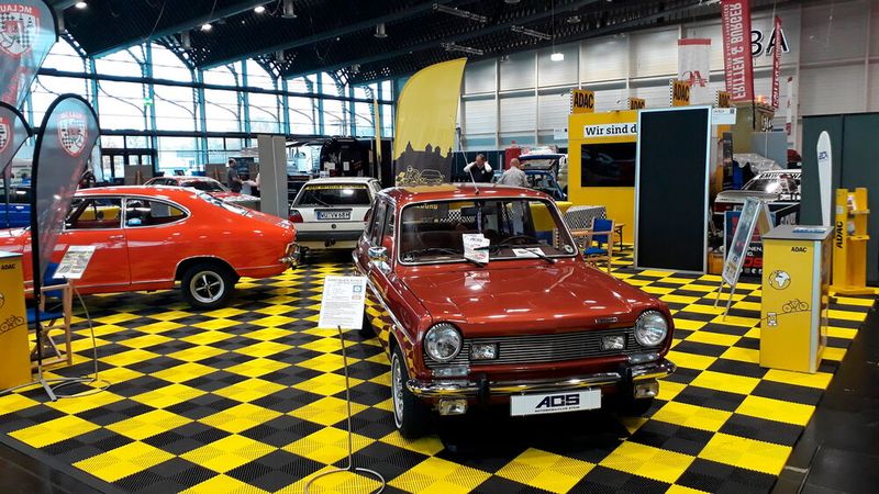 Auch die Motorsportabteilung eines bekannten Automobilclubs präsentierte sich mit einem ansprechenden Stand – und einem Simca 1100 im perfekten Zustand. (Bild: Steffen Dominsky)