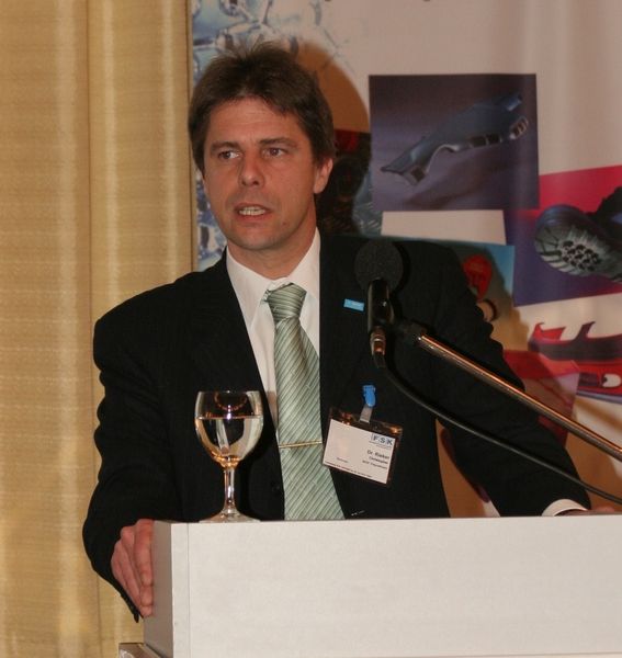 Dr. Christoph Rieker (BASF) gab in seinen Vortrag „Antworten aus globaler und europäischer Sicht eines Rohstoff-Herstellers“.  (Bild: FSK)