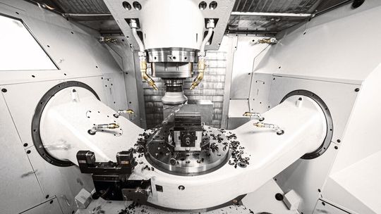 Hochproduktiv schwerzerspanen: mit hoher thermischer, statischer und dynamischer Stabilität – die FZ 16 S mit HSK-A100-Schnittstelle.(Bild:  Chiron)