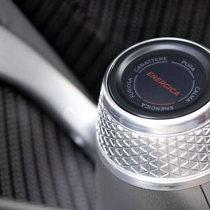 Mit diesem Drehknopf kann der Fahrer den fahrdynamischen Charakter des Battista stark variieren.(Bild:  Pininfarina)