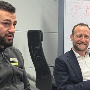 Filialleiter Hakob Marutjan (li.) und Michael Ungerer, Sales Director Kamux Deutschland, haben Spaß an Marketingaktionen, die Kunden einen Vorteil bieten und dadurch begeistern. (Bild: VCG - Lulei)