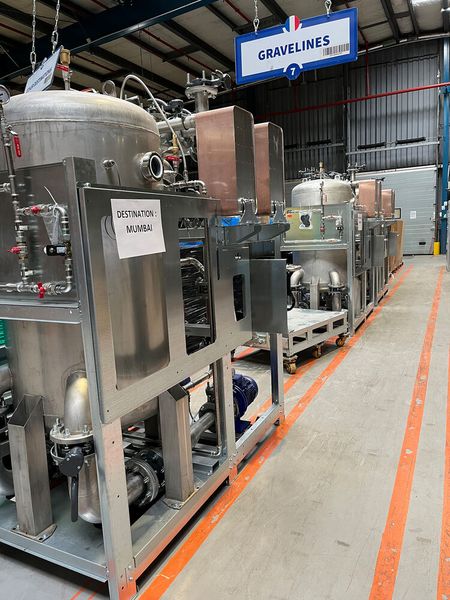 Die Serverkühlung ist ein geschlossener Kühlkreislauf. Etwa eine Tasse Wasser benötigt ein einzelner Knoten in den 'autonomous racks'. Allerdings muss das Wasser vorbereitet werden und im Sommer erhalten die Serverkühlsysteme Unterstützung durch adiabate Kühlung. Hier geht tatsächlich Wasser verloren, doch auch der Kreislauf im Wärmetauscher ist ein geschlossener. Hier verlässt eine Batterie an Kühlsystemen das Werk in Croix Richtung Mumbai, wo OVHcloud derzeit ein neues Rechenzentrum einrichtet.  (Bild: Ostler/Vogel IT-Medien GmbH)