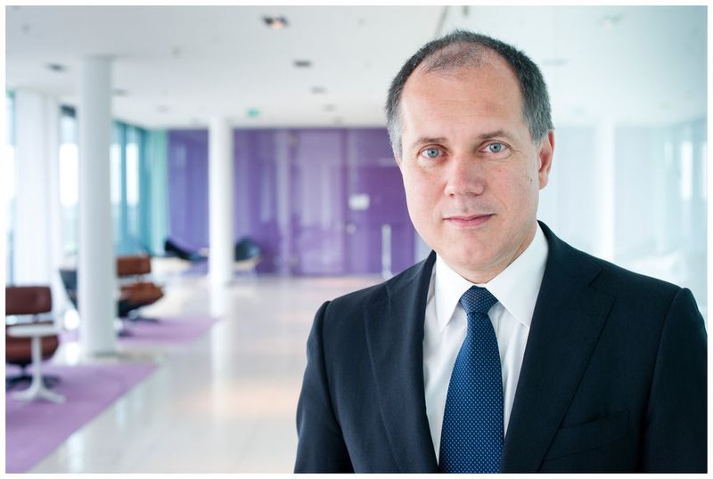 Frank Riemensperger, Vorsitzender der Geschäftsführung von Accenture Deutschlandvist überzeugt, dass Mensch und Maschine zu Kollegen werden. (Bild: Bert Bostelmann/Bildfolio)