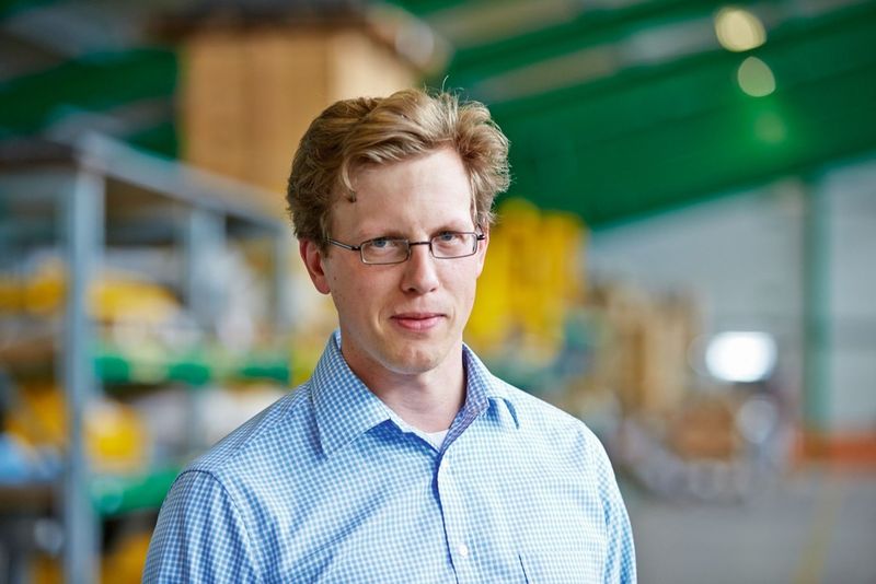 Jens Brinkmann, bei Backhus für die Elektrotechnik zuständig, ist von den Funklösungen überzeugt: „Durch die Verwendung des Wireless-MUX-Funksystems vereinfacht sich die Integration vorhandener oder neuer Signale in die Maschinensteuerung deutlich.“ (Bild: Phoenix Contact)