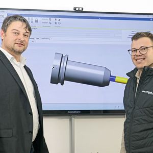 Moritz Panthel (rechts), Werkzeugverantwortlicher bei Strunk, sieht sich in der Partnerschaft mit Haimer (vertreten durch den zuständigen Technischen Verkaufsrepräsentanten Benjamin Dombrowe) bestätigt: «Für ein solches umfangreiches Projekt braucht man verlässliche Partner wie Haimer. Ob für das Voreinstellgerät ‹Microset UNO automatic drive›, die Software ‹WinTool› oder das Ausgabesystem ‹Toolbase›, wir haben stets schnelle und effektive Unterstützung bekommen.»(Bild:  Haimer)
